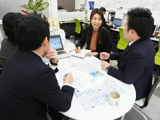 社員同士で協力し合って業務を進めています。