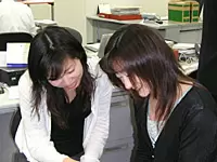 分からないことがあった時には、お互いで質問し合っています。
