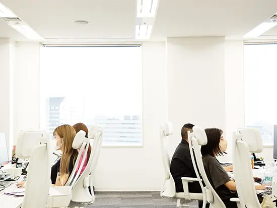 残業ほぼなし・フレックスタイム制など、プライベートを大切にできる環境をご用意しています。