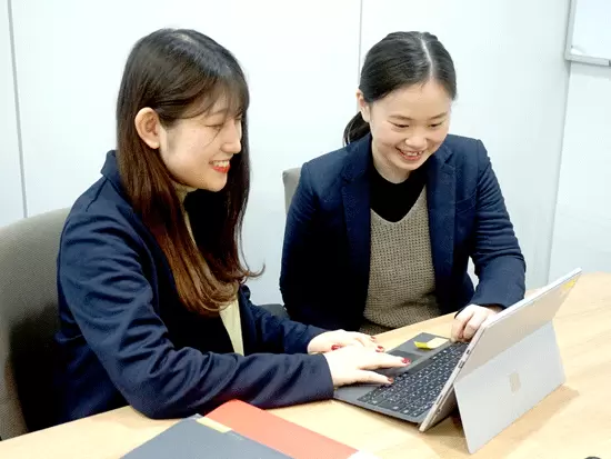 風通しがよくフラットな社風。質問もしやすい職場です♪