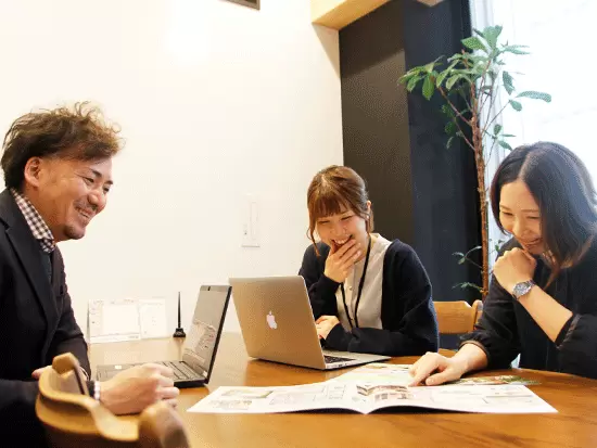 メンバーは30～40代の社員が活躍中！わからないことはすぐに質問できるので安心してください。
