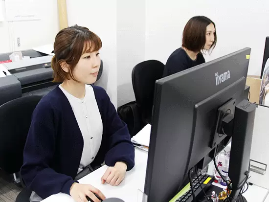 パソコンは大画面で作業のしやすい環境をご用意しています！