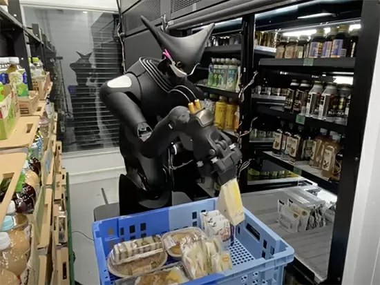 遠隔操作で商品陳列をするロボットがコンビニエンスストアのバックヤードで実稼働中です。