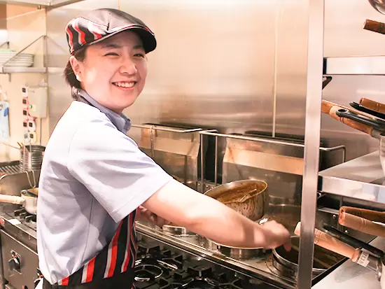 将来的に店長やスーパーバイザーなどを目指すことも◎あなたの頑張る気持ちを応援します！