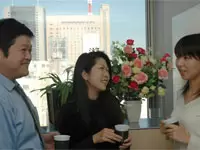 オフィス内に設置されたドリンクコーナーにてブレイクタイム