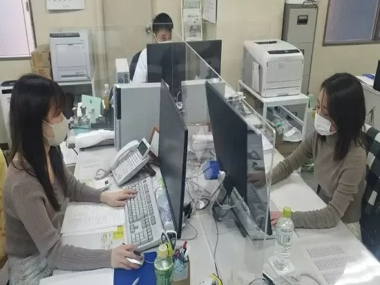 ⼤⼿・上場企業などのクライアントに向けて、⼈事・労務コンサルティングを提供