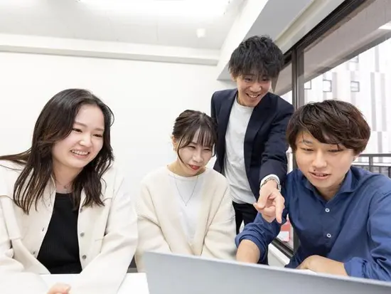 ネイルも髪形も自由で、オシャレも楽しみながら働ける居心地の良い職場です。ここ1年程の定着率は100％！