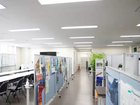実際に働く講座室。広々とした室内にはちょっとした休憩スペースもあります◎