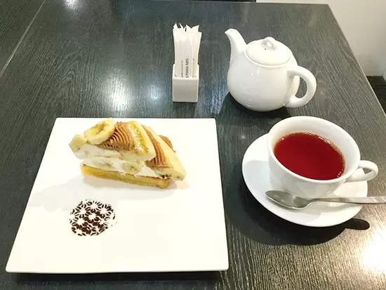 旬のフルーツケーキを美しいカットと盛り付けで