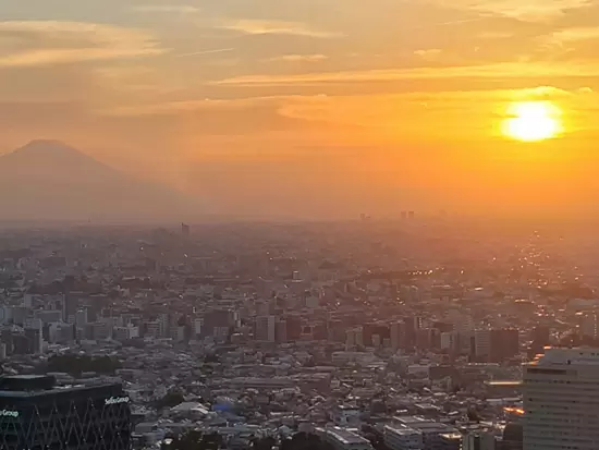 夕暮れ時には、富士山と夕焼けが絶景です！
