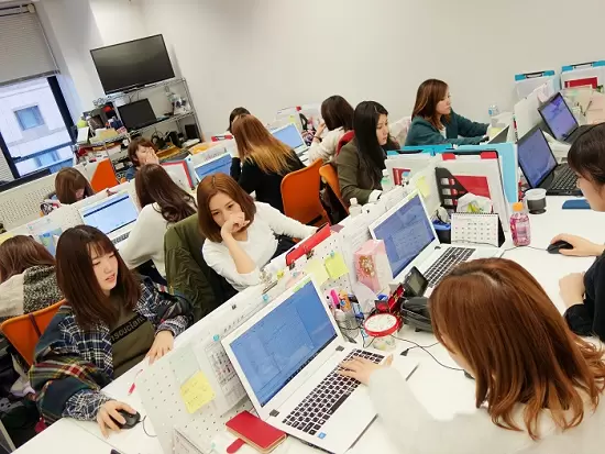 女性社員は20代が中心。入社したら先輩が丁寧に教えてくれますよ～♪