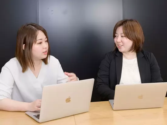 周りの社員同士で相談し合いながら業務を進めることも！何でも相談しやすい環境です。