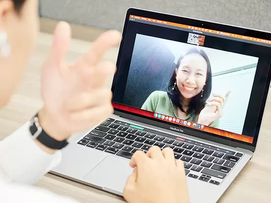 リモート勤務でも、社員同士のコミュニケーションが盛ん！別部署の社員と話す機会も豊富です。