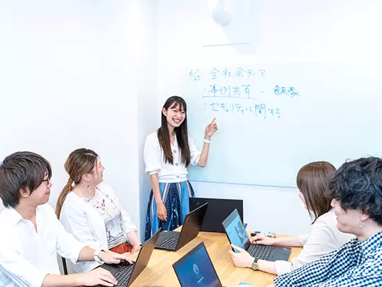 色々な種類の専門家が集まる当社。皆、余裕のある大人な優しさに溢れる「デキる人」たちです！