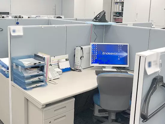 デスクはパーテーションで仕切られており、広いスペースを取っています。業務にも集中しやすいです！