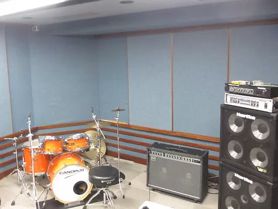 本社内には音楽スタジオが完備。空いている時には演奏の練習もできます。