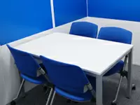 ミーティングスペースもコーポレートカラーであるブルーが基調になっています！