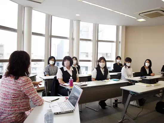 様々な支社・職種の社員が集まり、外部アドバイザーを招いた冠婚についての研修を受講しています。