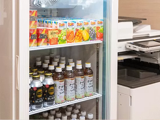 フリードリンク完備！終業後にはお酒もあるのでオフィスでちょいのみもできます★