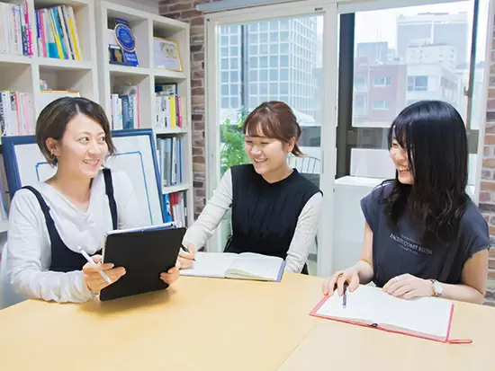 どんな企画を行うか、社員みんなで話し合っています！