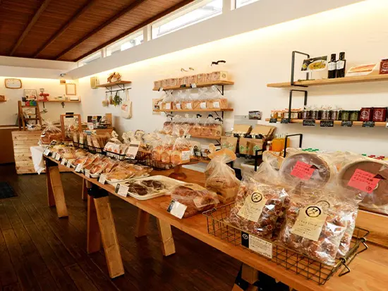 工場横に併設された店舗。パンだけでなくオリーブオイルや北海道の牛乳など色々と販売しています。
