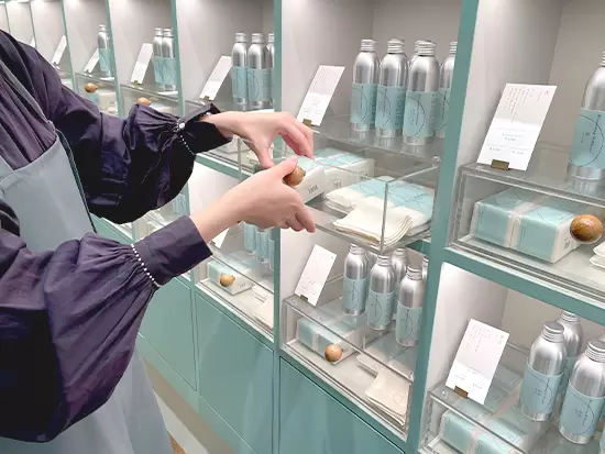 一つ一つ手作りの商品を販売する直営店。天井が高く、窓の広い心地良い空間で様々な香りをお試し頂けます。