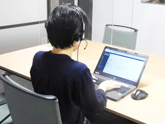 オフィスはフリーアドレス制。お仕事に慣れたら在宅勤務も可能です
