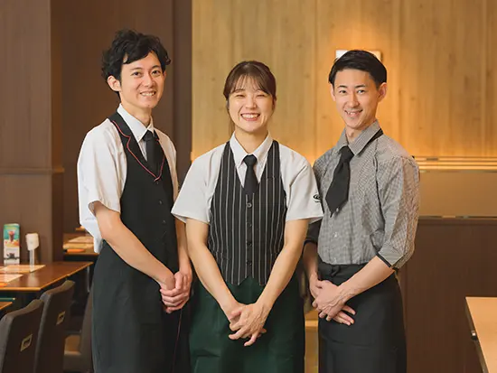 入社後は3～5日間の導入研修を実施！接客マナーやドリンクの作り方などをお教えします。