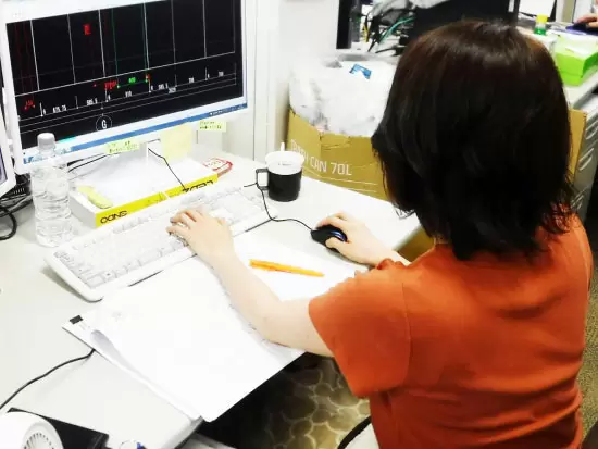 現場とオフィス、それぞれのスタッフが関わり、電気工事設計・施工のサービスを高めています。