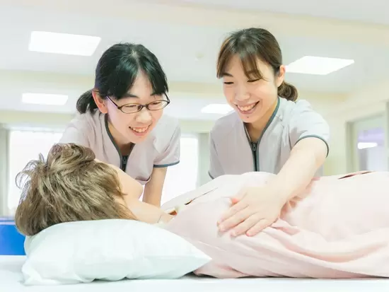 教育専門部署での研修風景。患者様と接する心構えや 知識のほか、実技なども教育担当が丁寧に指導します。