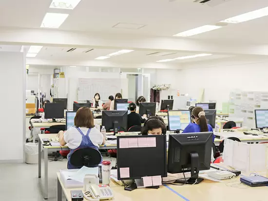 社内は広々しており、駅から近い好立地です！