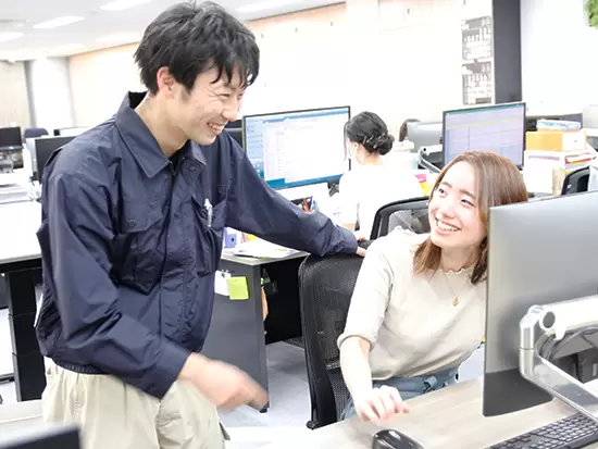 女性事務スタッフが多数働いています。新卒入社9年目の女性も活躍しています。