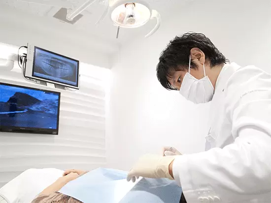 見えない歯列矯正を行う裏側矯正専門クリニック。