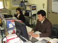 キーを打つ手も、画面を見つめる目も…毎日が真剣勝負です。