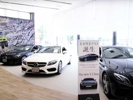 店内には数台の車が展示されており、高級感のあるショールームで働けます！