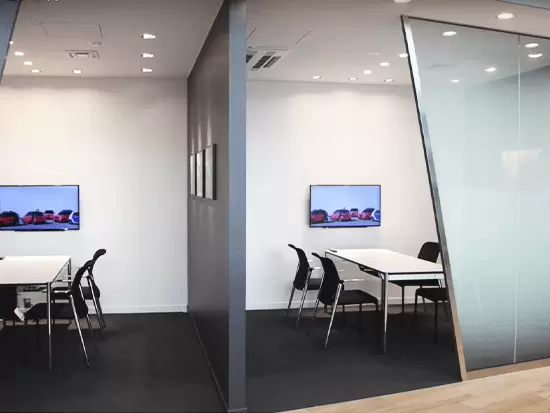 綺麗な店内には商談ルームが完備され、ゆったりとお客様と話せる環境です。