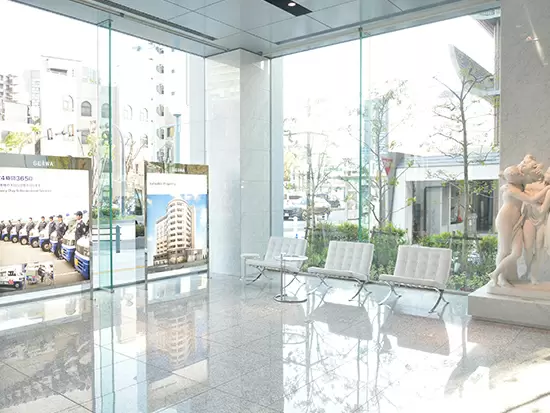 勤務地は駅チカでアクセス抜群！広々としたエントランスとオシャレな内装の自社ビルです♪