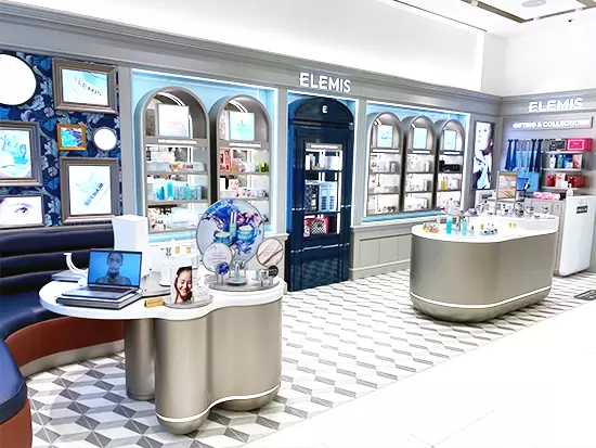 ELEMISの海外店舗の写真。水色を基調としたラグジュアリーな空間です。