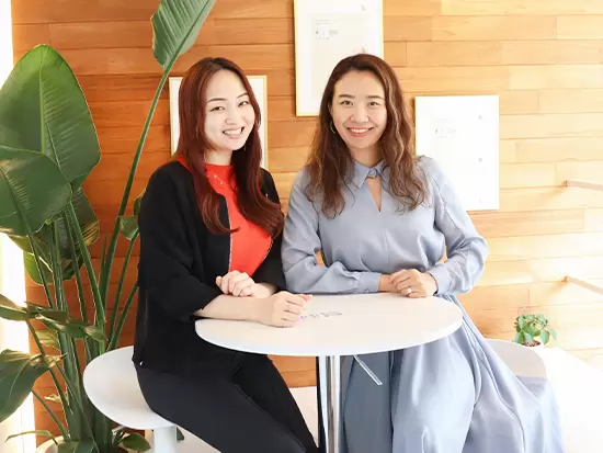 代表Toto(写真右)と副代表Suya(写真左)。自分達の経験から「輝く女性の力になりたい」と起業しました。