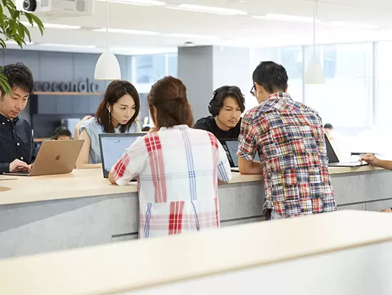 様々なバックグラウンドを持つ社員たちが、切磋琢磨しながら働いています。