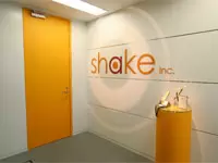 コーポレートカラーはオレンジ。ワクワクするようなオフィスです