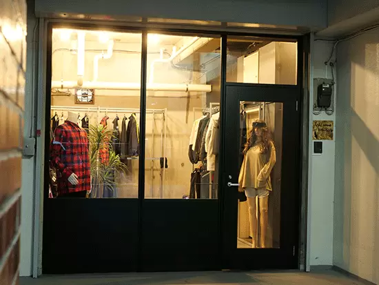著名人とのコラボアイテムなど、様々なアパレル商品を企画・販売しています。