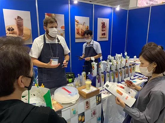 定期的にコスメやスイーツの展示会に参加。最新情報をチェックします。