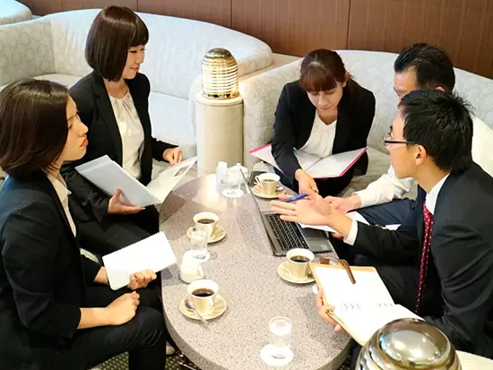 現場の意見はとても貴重！メーカーとの打合せに参加し、お客様の声を直接伝えることも。
