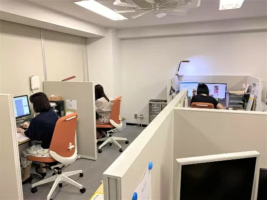 すっきりとしたオフィスレイアウトで仕事がしやすい環境です。