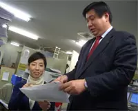 仕事は真剣。しっかりと確認をしながら業務を進めます。