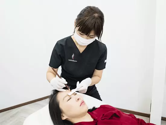 お顔の骨格に合わせた眉をデザインし、1本1本丁寧に毛を描くことで、“美しすぎる”眉をご提供します。