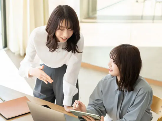 一緒に働くのは優しく、明るいメンバーたち。些細なことでも、いつでも聞いてくださいね。