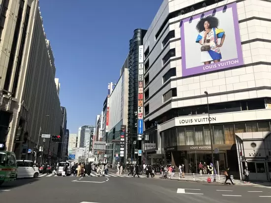 本社は新宿三丁目駅から直結です。
