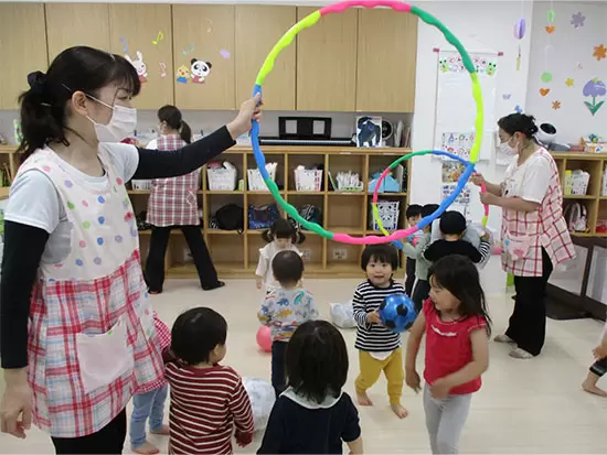 室内で子ども達と遊びながら、同じ時間を過ごし、成長を見守ります♪
